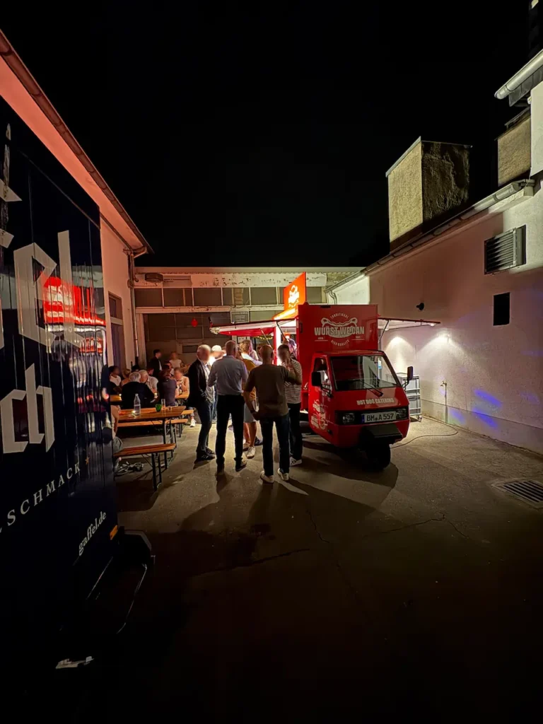 Foodtruck Piaggio Ape Catering bei Nacht