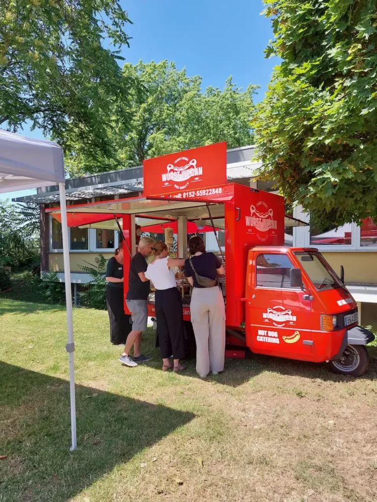 Foodtruck Piaggio Ape auf dem Rasen